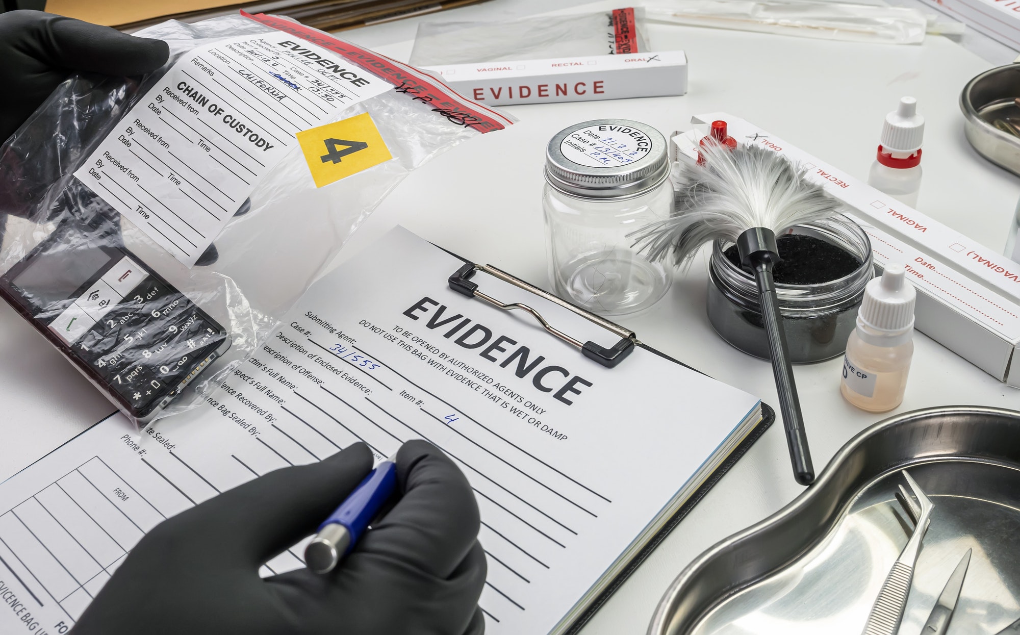 3091a-forensic-police-take-data-from-a-phone-involved-in-a-homicide-crime-lab-analysis-concept-image 荷爾蒙是怎麼被發現的?歷史上激素的起源與研究的趣聞軼事
