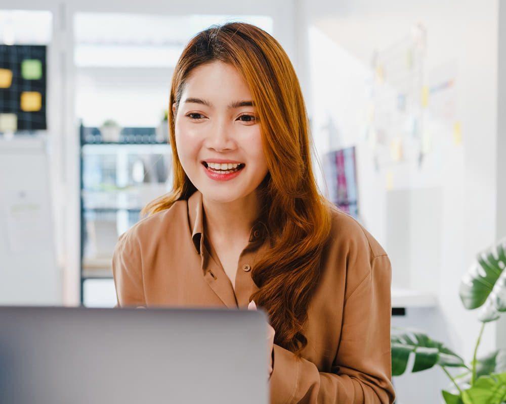 asia-businesswoman-social-distancing-new-normal-situation-virus-prevention-while-using-laptop-presentation-colleagues-about-plan-video-call-while-work-office1000 微胖的女人更有福