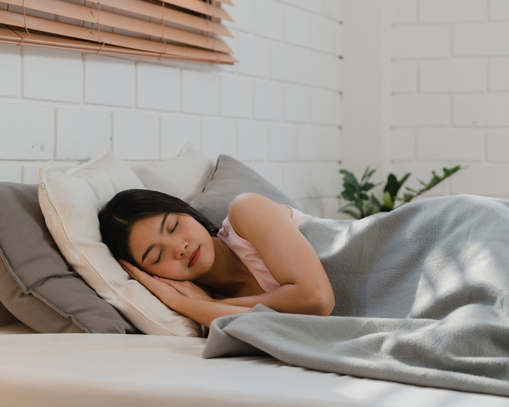 asian-japanese-woman-sleep-home1000800 「處暑」的節氣芳療養生法：滋陰潤燥、收斂陽氣