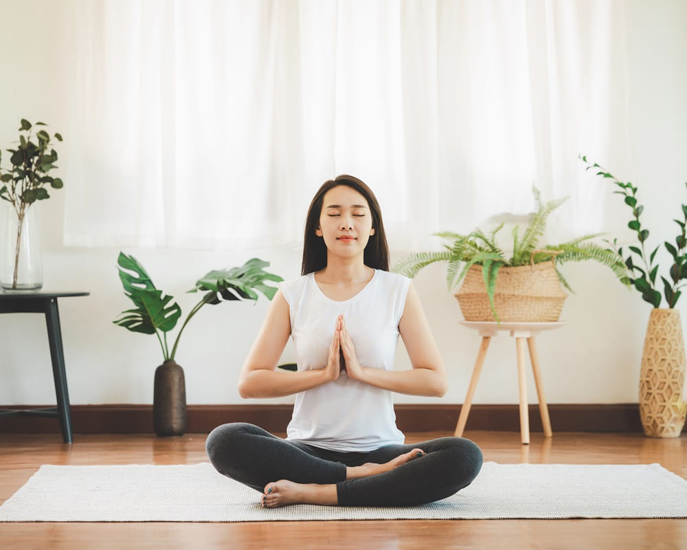 asian-woman-doing-yoga-meditation-home1000800 擺脫心理性罷工，還需調動你的陽氣