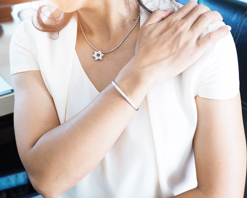 asian-women-shoulder-pain-ache-from-disease-office-syndrome1000800 改善暴躁脾氣,清熱降火的柴胡精油經絡按摩法幫你平復情緒