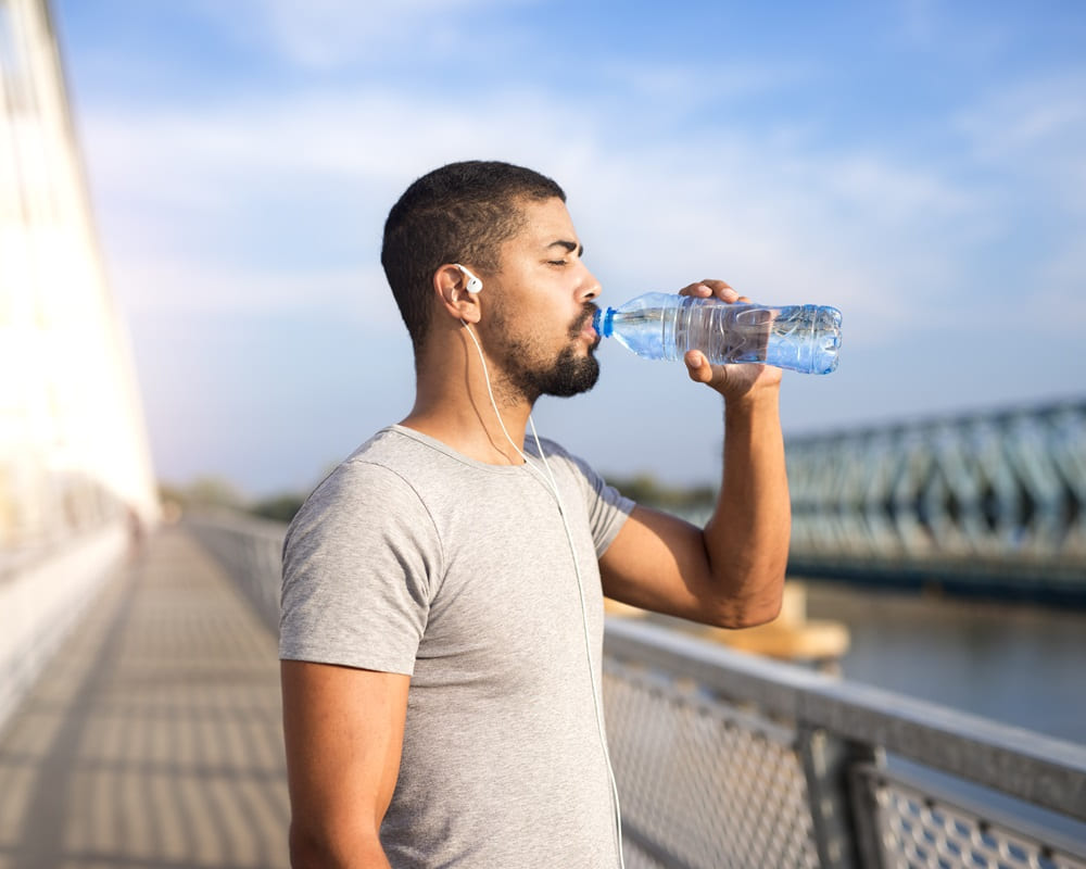 attractive-sportsman-drinking-water-after-hard-training1000800 上帝開的藥房,哪些科研證實的植物性食物已達完美抗病?