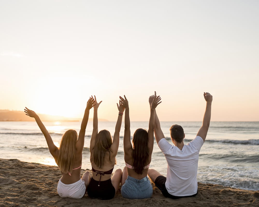 back-view-friends-holding-hands-up1000 做個會說話的人，避免「自殺式聊天」的六種低情商表現