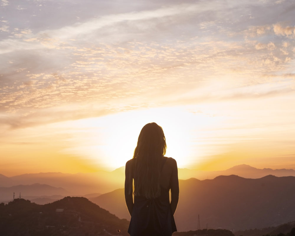back-view-woman-doing-yoga-while-watching-sunset1000 身體病痛尚有治癒的時候，唯有心病沒完沒了
