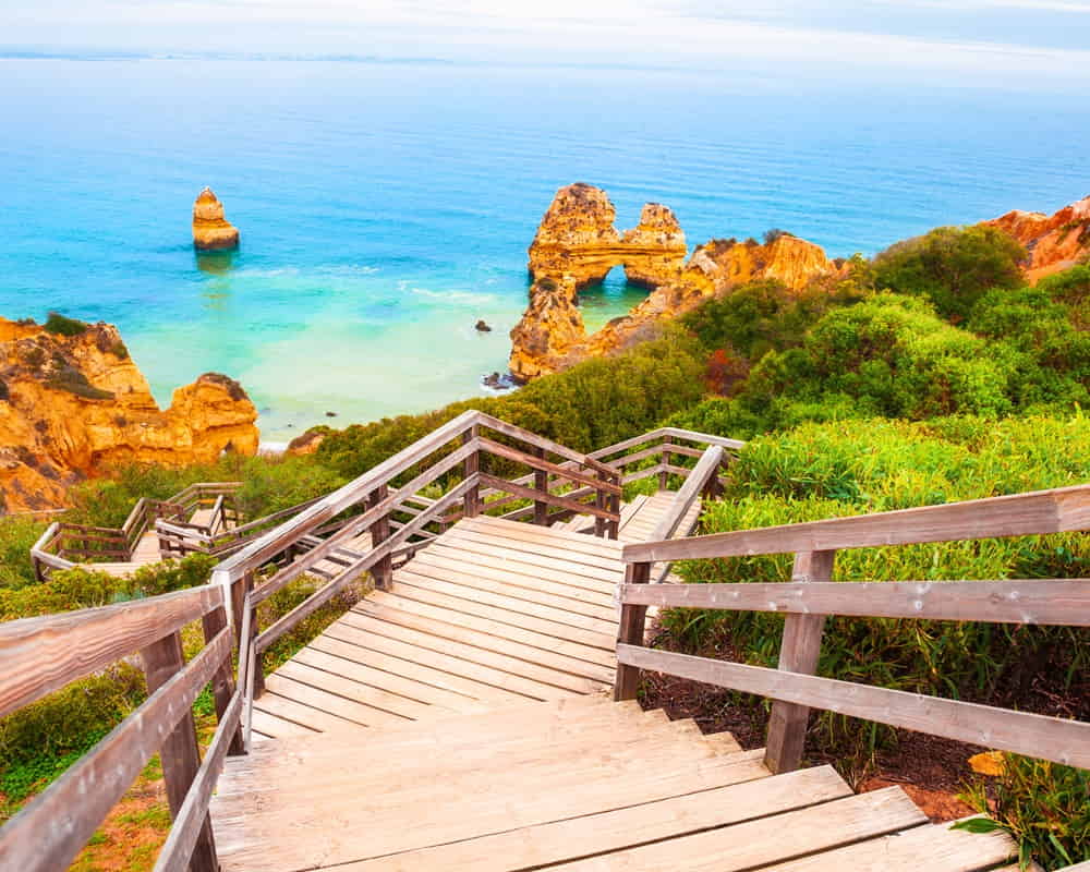 beautiful-shore-atlantic-ocean-with-stairs-beach-algarve-portugal-famous-travel-destination1000800 曬背，曬對了零成本補藥