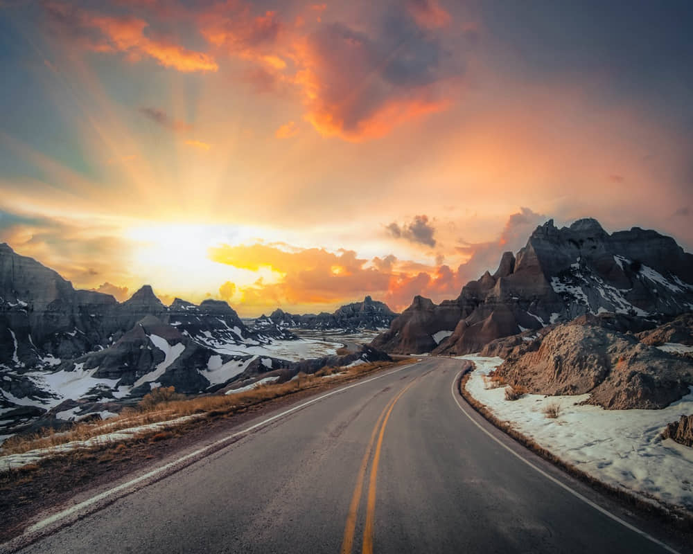 beautiful-vista-narrow-countryside-road-with-rocky-mountains-covered-snow-distance1000 真正的高手都是長期主義者