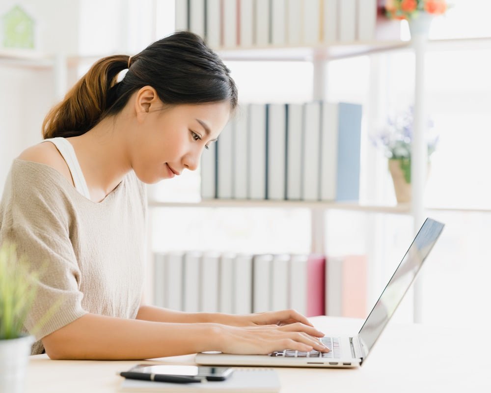 beautiful-young-smiling-asian-woman-working-laptop-desk-living-room-home1000800 分手快樂，結束一段關係最好的方式