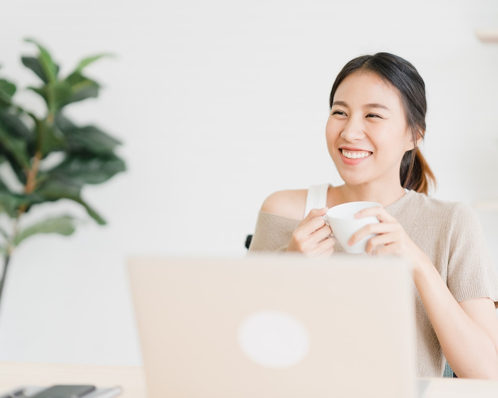 beautiful-young-smiling-asian-woman-working-laptop-drinking-coffee1000 自信不是說出來的,而是一次次的成功刻在心裡的