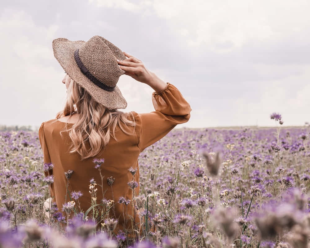 beautiful-young-woman-hat-lavender-field-blooming-flowers1000 怎麼克服害羞的心理？不再害羞你也做得到
