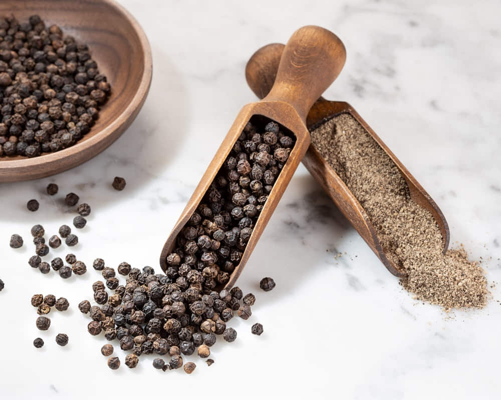 black-pepper-seeds-ground-peppercorn-marble-background-spices-cooking-piper-nigrum1000800 香料的發現居然是歷史上一個美麗的誤會（上）