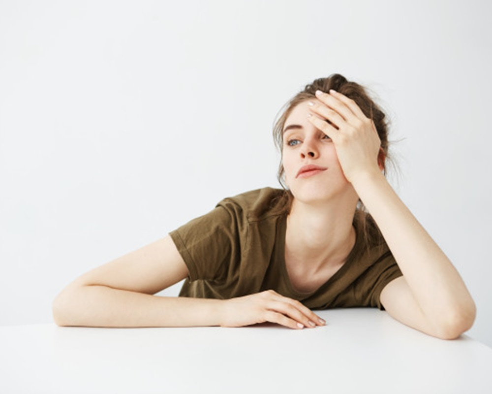 bored-tired-dull-young-woman-student-with-bun-sitting-table-white-background_176420-124811000800 和懶散的人在一起久了，你也會變得愛計較