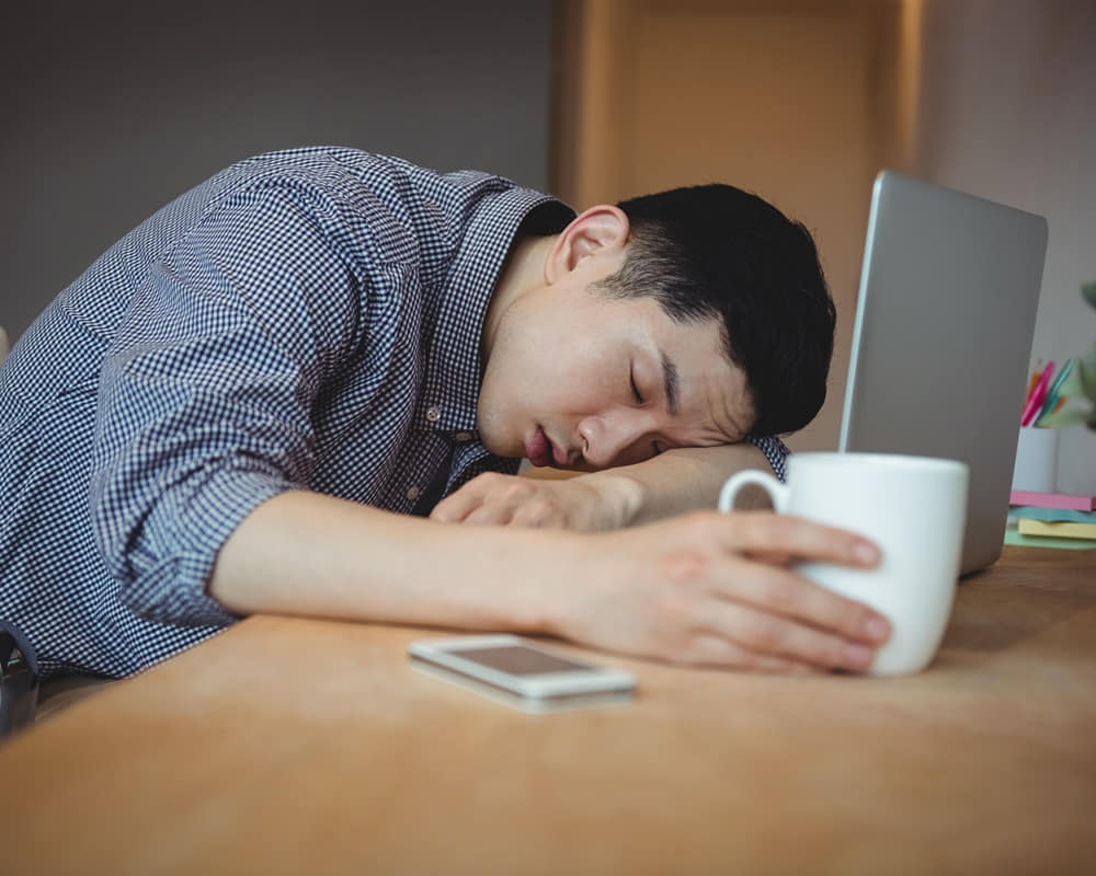 business-executive-sleeping-his-desk1000800 淺薄的快樂，低級的慾望，正在拖垮你的人生