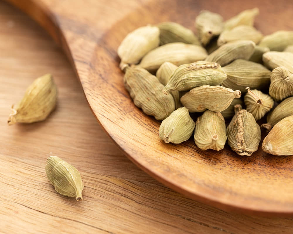 cardamom-wooden-spoon-cooking-spices-elettaria-cardamomum1000 豆蔻精油功效百科