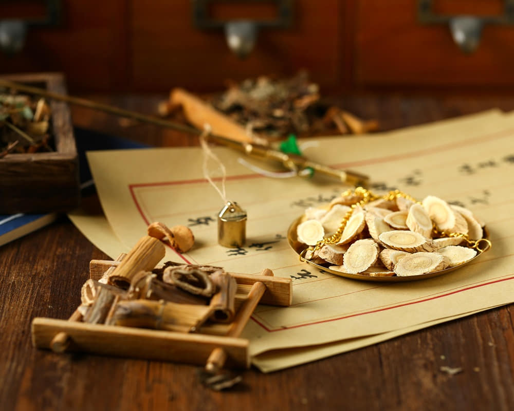 chinese-traditional-herbal-medicine-steelyard-translation-reads-as-chinese-herbal-therapy1000 苦參精油功效百科