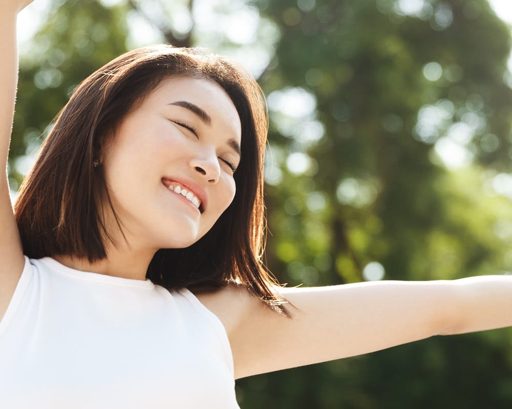 close-up-asian-woman-stretching-hands-up-smiling-walking-park-looking-carefree-happy1000800 你怎麼過早晨就怎麼過一生