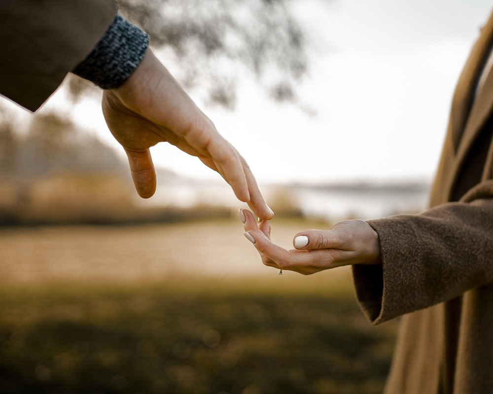 close-up-couple-holding-hands-outdoors1000-1 人在覺悟之後還會有愛情嗎？