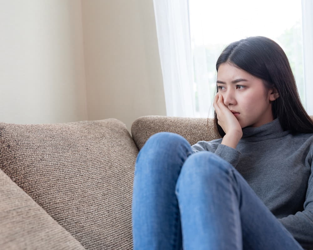 close-up-face-unhappy-asian-pretty-young-woman-sitting-alone-couch1000800 首頁