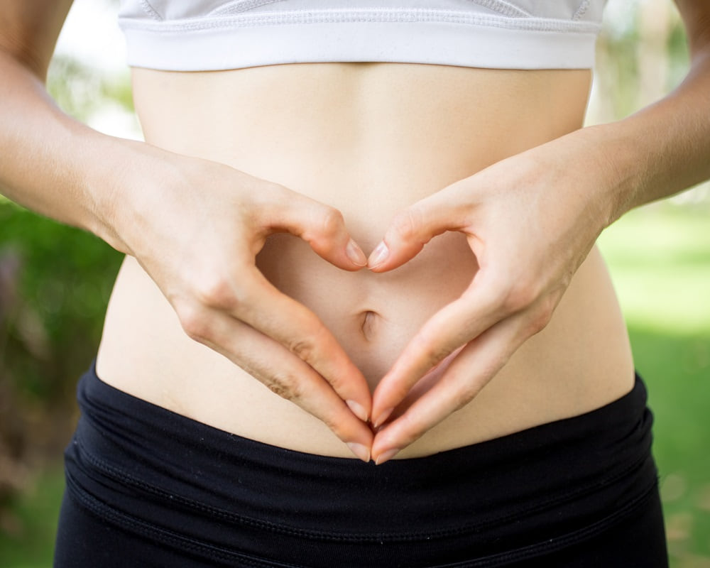 close-up-female-hands-shaping-heart-belly1000800-2 你的肚子決定你的腦子