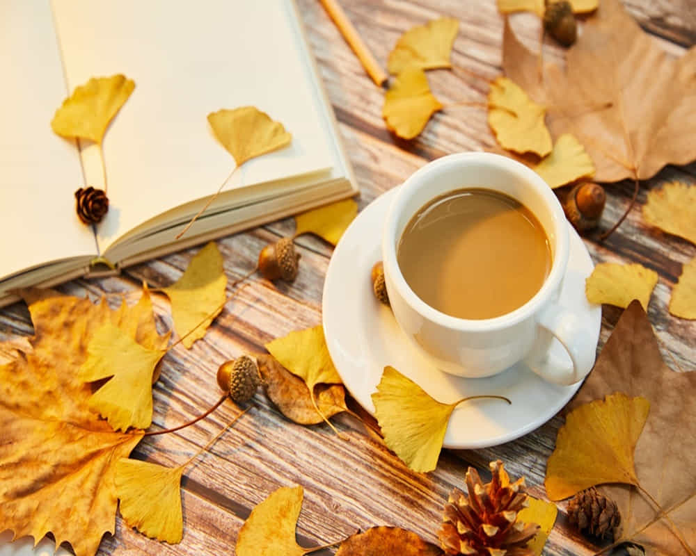 closeup-shot-cup-coffee-autumn-leaves-wooden-surface1000800- 喝咖啡是提神，還是預支你的元氣呢？看看中西醫怎麼說