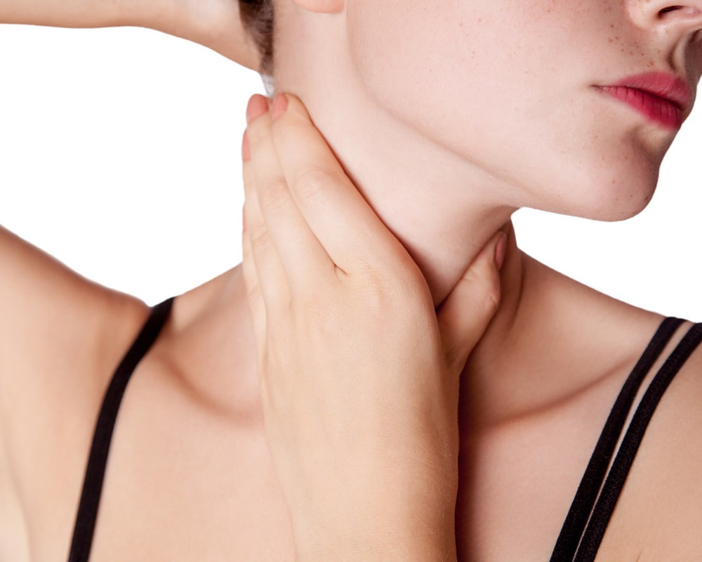closeup-view-young-woman-with-pain-neck-thyroid-gland-white-background1000 落枕嗎?一夜醒來竟成了不能轉動的機器人?