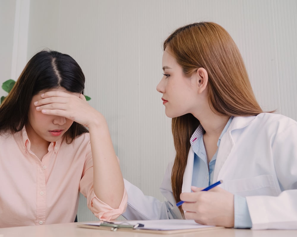 doctor-talking-unhappy-teenage-patient-exam-room1000 不只是累！當自體免疫疾病遇上皮質醇過低——你不可不知的內分泌警訊!