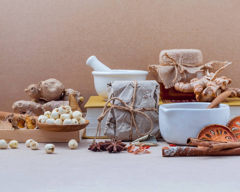 dried-various-chinese-herbs-old-wooden-background1000800-1 汗泡疹不只是皮膚問題：從中西醫看「壓力、濕氣與自律神經」如何影響你的肌膚