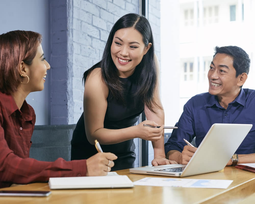 female-entrepreneur-conducting-meeting1000 把形象經營好，就是在為自己增值