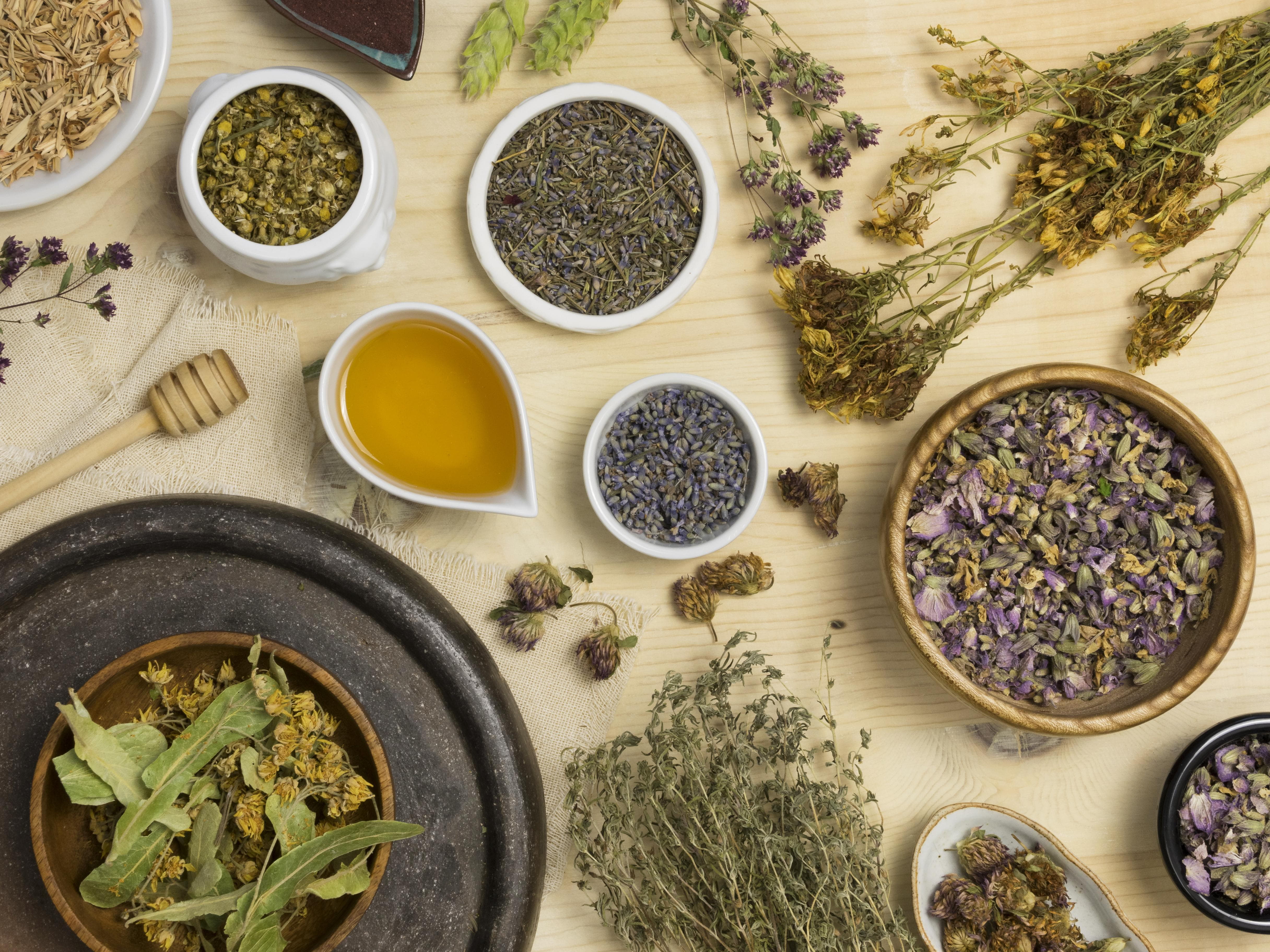flat-lay-natural-medicinal-spices-herbs 睡不好,記憶力減退,三招中醫芳療喚起你的思維效率