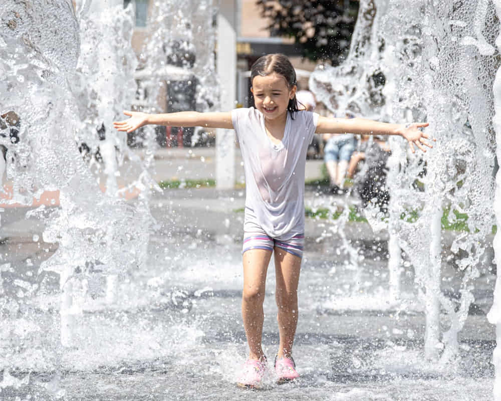 funny-little-girl-fountain-among-splashes-water-hot-summer-day1000800 立夏後靜以養心,動以養身,午休以養神