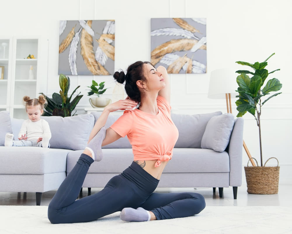 happy-mother-doing-morning-exercises-yoga-pose-while-her-little-daughter-playing-home-young-adorable-mom-having-fun-practicing-meditation-relaxing-stress-free-weekend-with-baby-girl1000800 總被感性的煩惱所困住嗎？走出內耗有方法