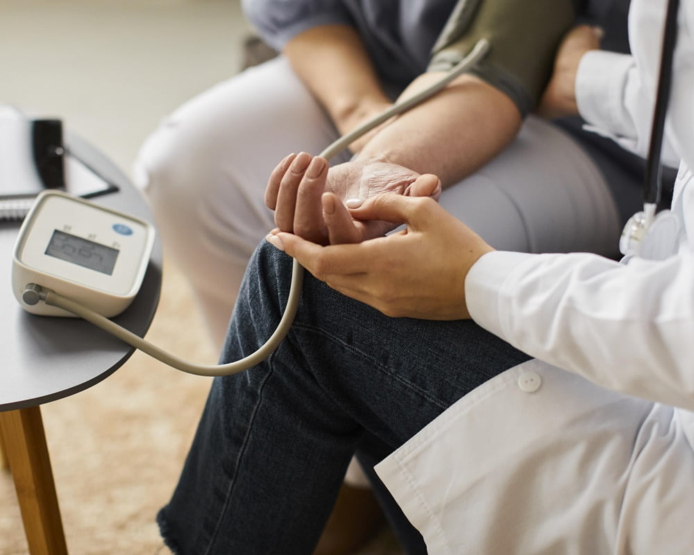high-angle-covid-recovery-center-female-doctor-checking-elder-patient-s-blood-pressure1000800 你以為的肩頸酸痛、疲勞胸悶很可能是高血壓的先兆