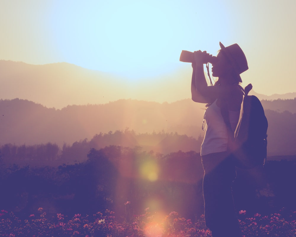lifestyle-girl-having-fun-evening-with-travel-binoculars-travel-ideas1000800 性格真的無法超越嗎?那些性格測試是真的嗎?