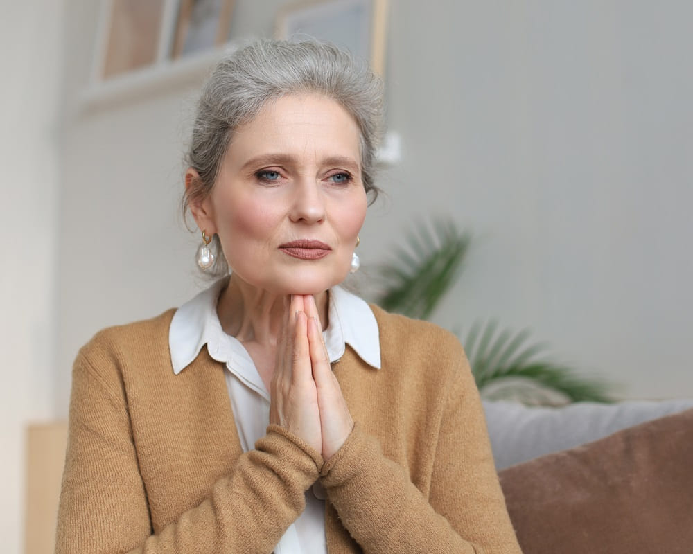 middle-aged-woman-praying-eyes-opened-looking-up-hoping-best-asking-forgiveness1000800 老年喪偶的心理調適