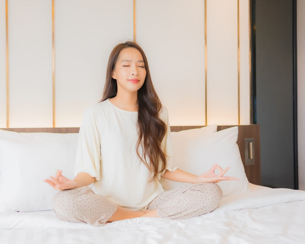 portrait-beautiful-young-asian-woman-meditation-bed-bedroom-interior1000 多話之人必然破氣，保護能量最好的方式"少說話"