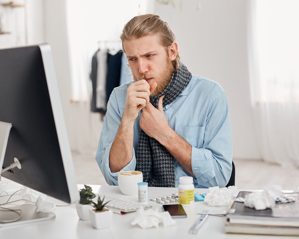 portrait-ill-sick-bearded-male-manager-coughs-has-cold-flu-young-fair-haired-man-has-running-nose-cough-bad-cold-sits-workplace-front-computer-screen-illness-infection1000 緩解你的過敏症狀一抹三溫灸