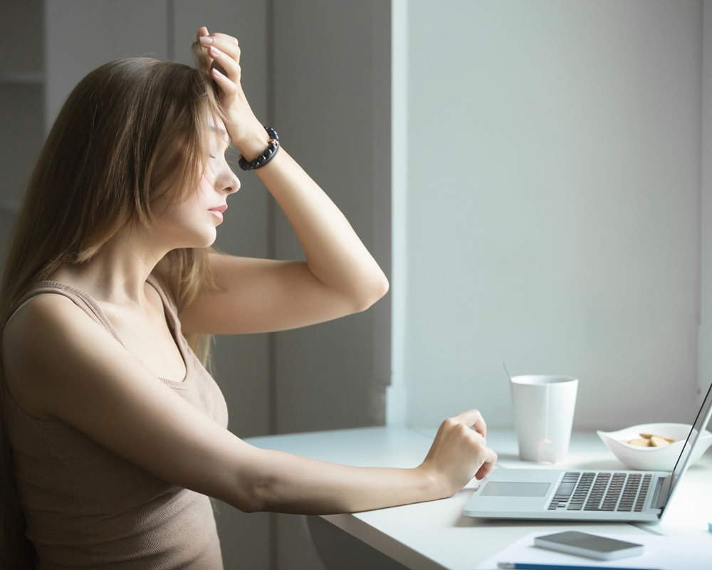 profile-portrait-young-woman-hand-her-forehead1000 養氣血就是養命,氣血足,人不老、運不衰