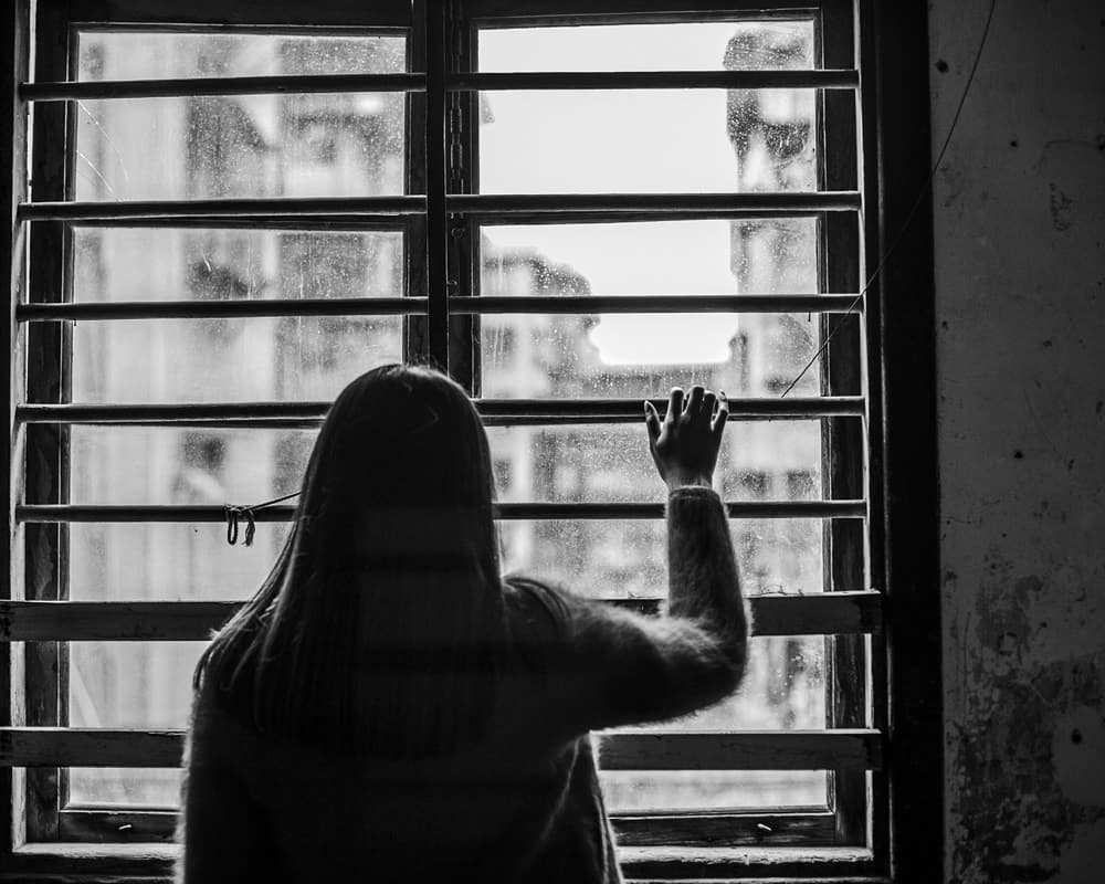 rear-view-sad-woman-window1000800 格局大的女人,淡定從容福氣一生