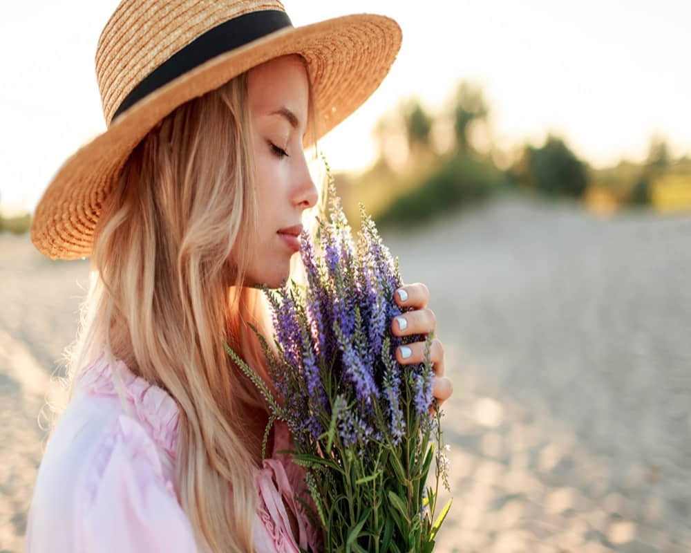 romantic-close-up-portrait-o-charming-blonde-girl-straw-hat-smells-flowers-evening-beach-warm-sunset-colors-bouquet-lavender-details1000800- 睡不好,記憶力減退,三招中醫芳療喚起你的思維效率