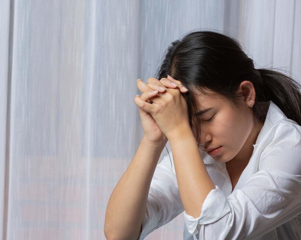 sad-brunette-teenager-home1000800-1 怎麼克服害羞的心理？不再害羞你也做得到