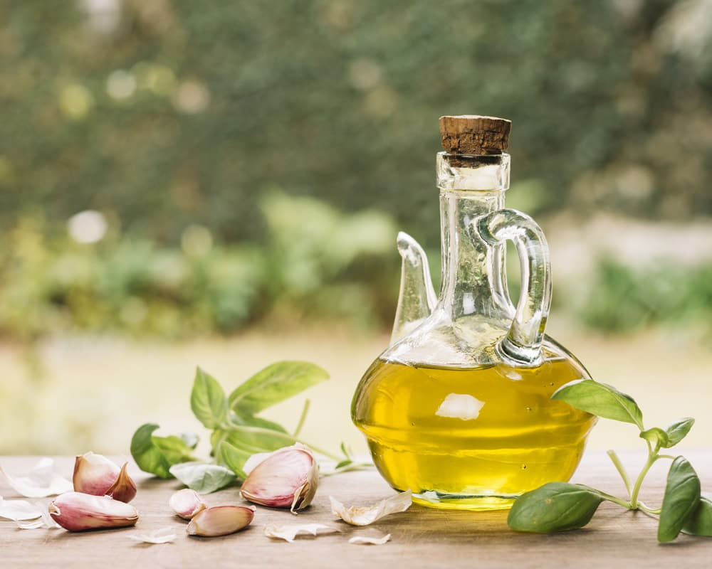 shiny-olive-oil-bottle-with-gralic-outdoors1000 橄欖基底油功效百科