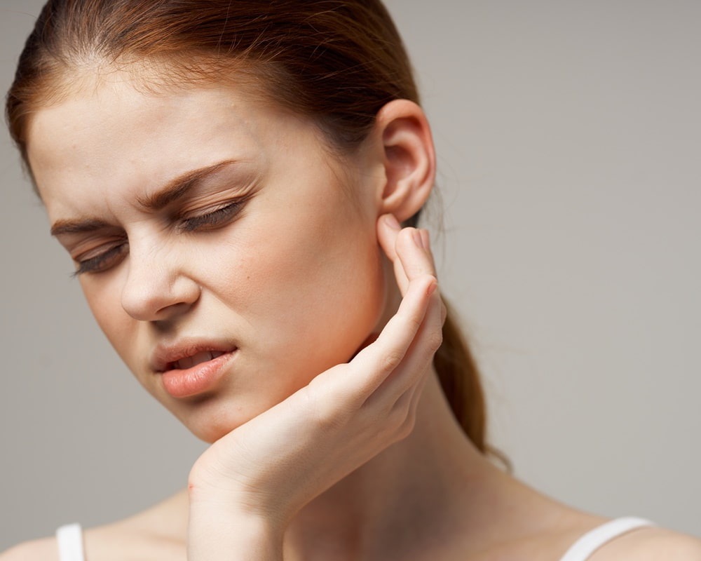 sick-woman-ear-pain-otitis-media-health-problems-infection-studio-treatment1000800 火氣大讓我心煩氣躁，嘴破冒痘痘又睡不好，看看到底是身體的哪一把火？