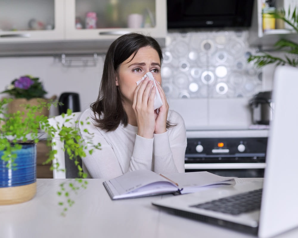 sick-young-woman-sneezing-coughing-with-handkerchief-sitting-with-laptop-home-office-kitchen-interior-background-virus-seasonal-colds-allergies-flu-season1000 春分節氣到，一食療二溫灸，健脾祛濕防霧霾
