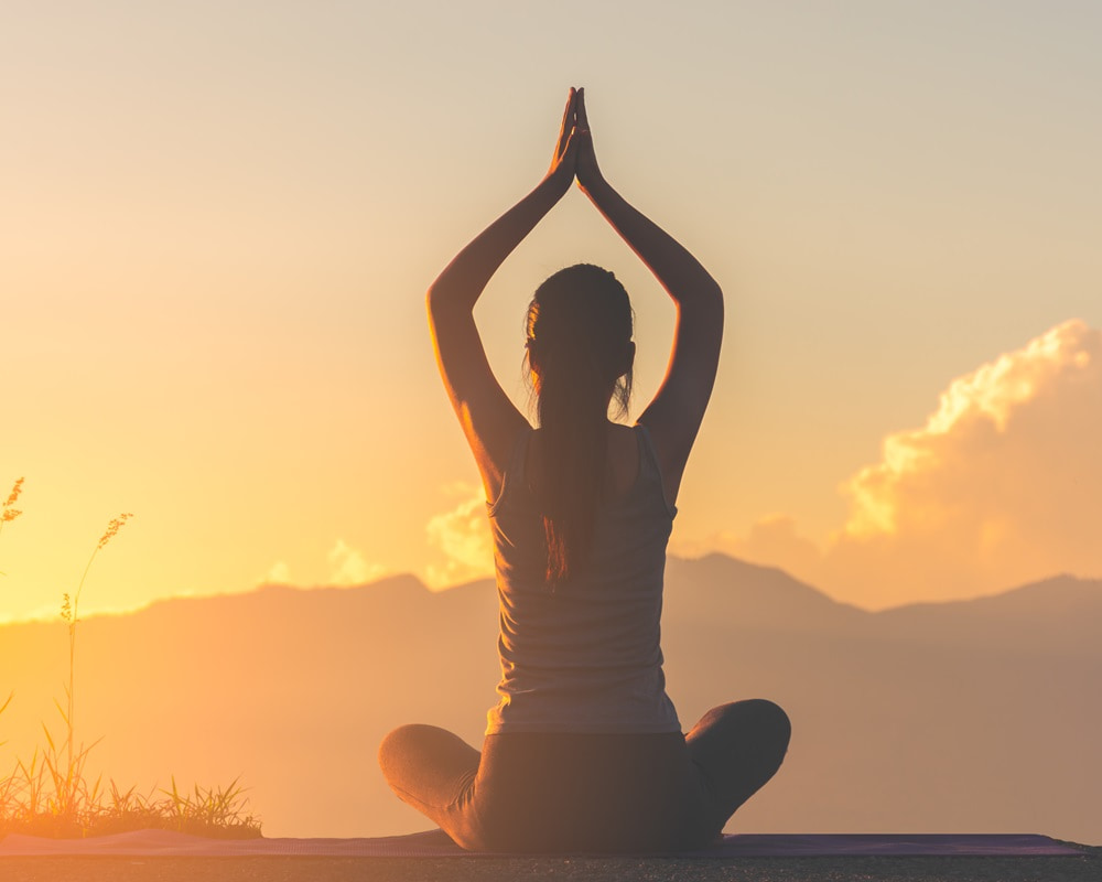 silhouette-fitness-girl-practicing-yoga-mountain-with-sun-light-11000 脈輪精油之頂輪的七輪精油芳療