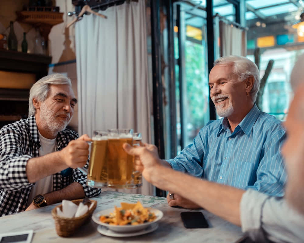 snacks-beer-retired-grey-haired-men-feeling-relieved-while-eating-snacks-drinking-beer1000800 首頁