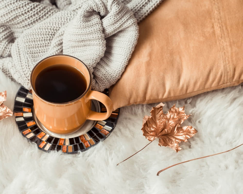 still-life-cup-tea-with-autumn-leaves-sweater1000800-2 「寒露」的節氣芳療養生法:滋陰潤燥,防寒從腳起!