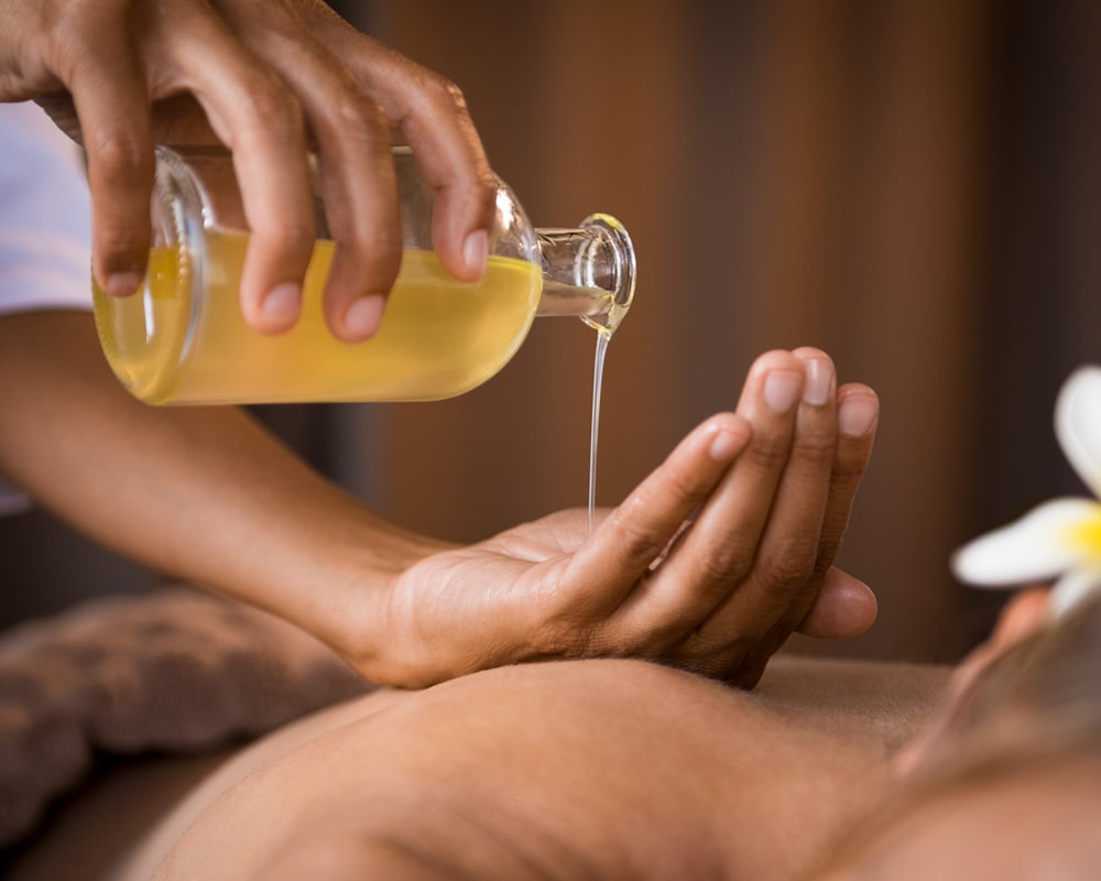 therapist-pouring-massage-oil-spa1000 玫瑰履歷，玫瑰為何成為愛情的代言人？又為何是女人的不老仙丹？