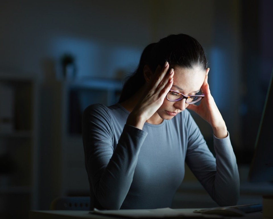 tired-femalel1000800 不怕一時窮，就怕心窮，窮一生