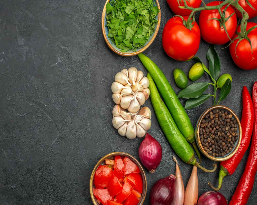 top-close-up-view-vegetables-hot-peppers-garlic-tomatoes-with-pedicels-herbs-spices-citrus-fruits1000800 「水土不服」真的都是環境引起的嗎？還是個別體質問題呢？