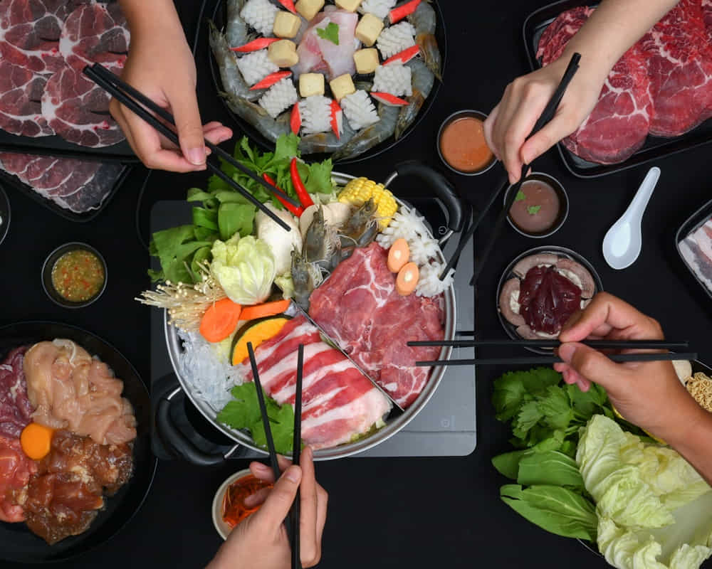 top-view-people-eating-shabu-shabu-hot-pot-with-fresh-sliced-meat-sea-food-vegetables-with-black-background1000 越忙越胖，那些壓力肥，工作肥是真的嗎？
