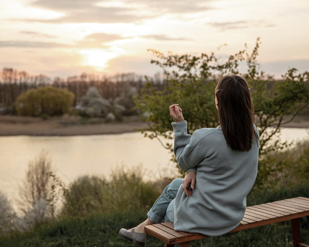 view-from-back-girl-looks-sunset-sitting-bench1000800 總被感性的煩惱所困住嗎？走出內耗有方法